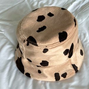 🤍 never worn🤍 cow print bucket hat 🐮